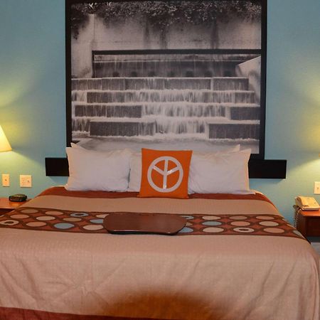Super 8 By Wyndham Austin/Airport South Hotell Exteriör bild