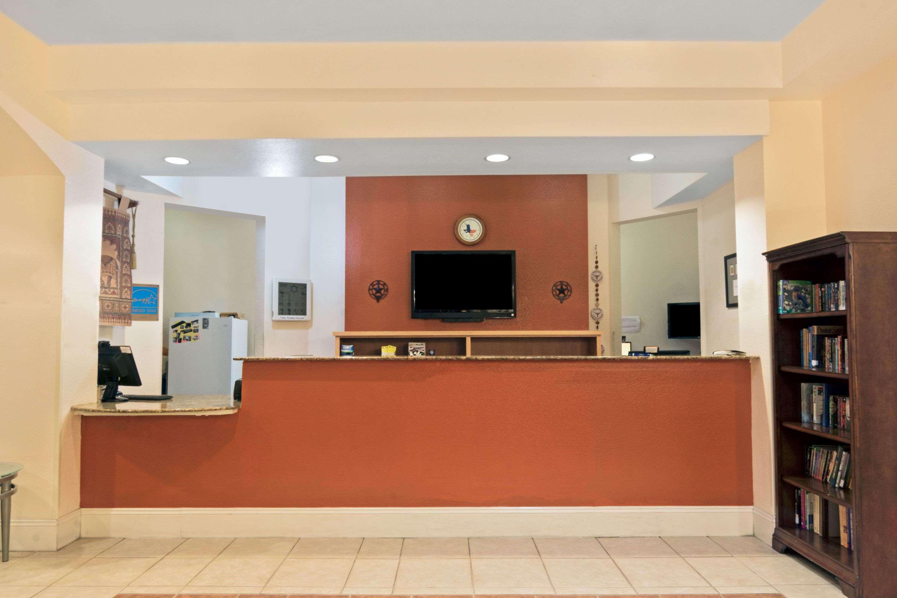 Super 8 By Wyndham Austin/Airport South Hotell Exteriör bild