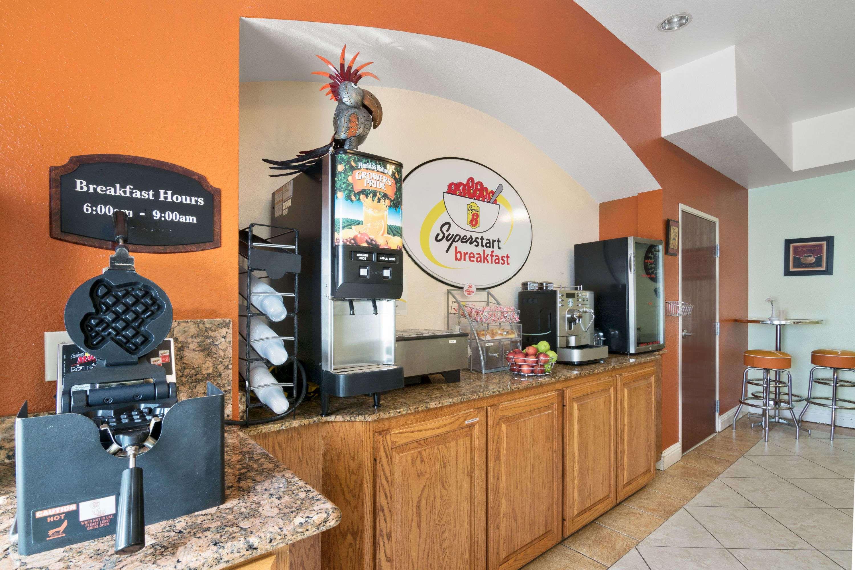 Super 8 By Wyndham Austin/Airport South Hotell Exteriör bild