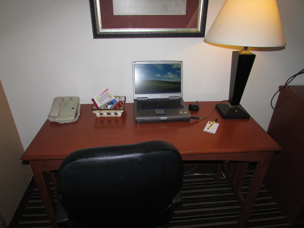 Super 8 By Wyndham Austin/Airport South Hotell Exteriör bild