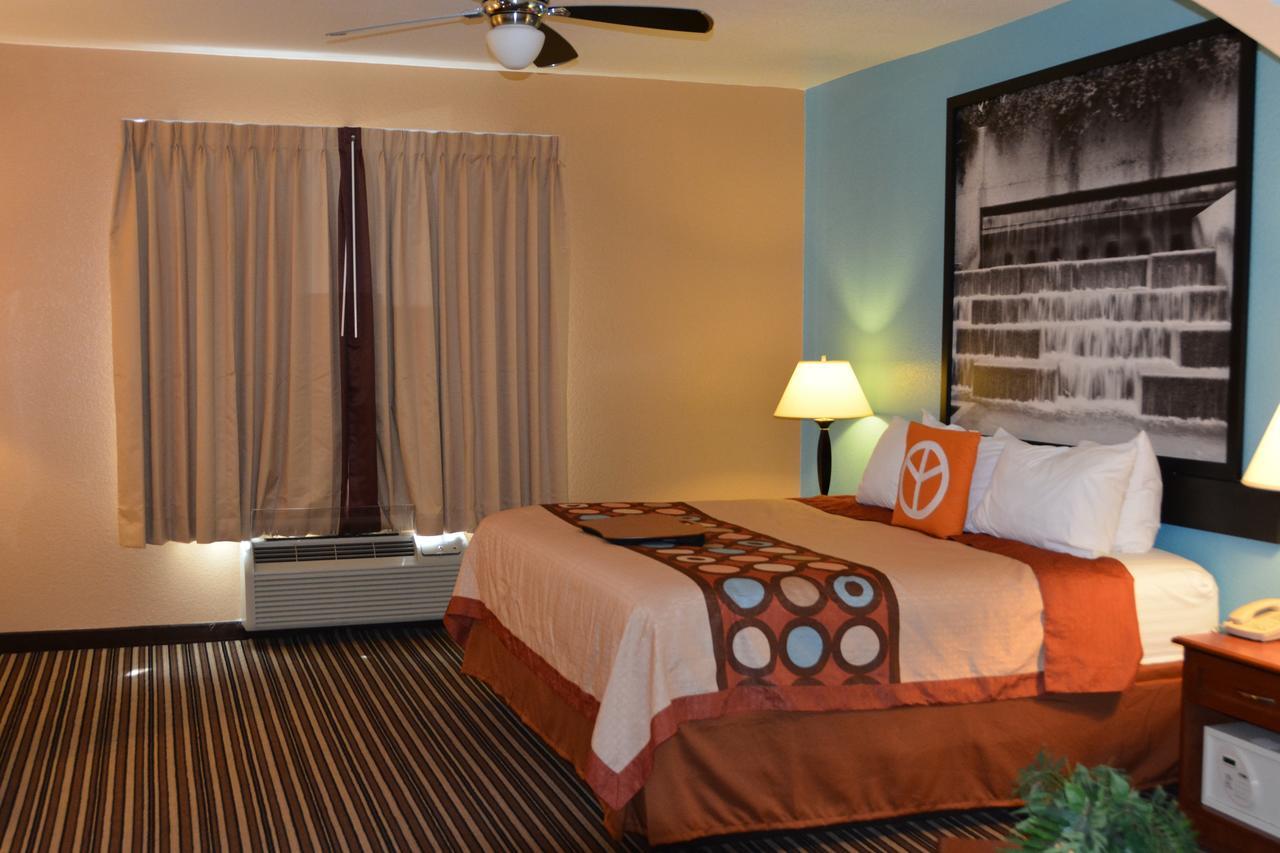 Super 8 By Wyndham Austin/Airport South Hotell Exteriör bild