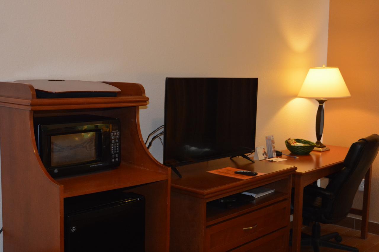 Super 8 By Wyndham Austin/Airport South Hotell Exteriör bild