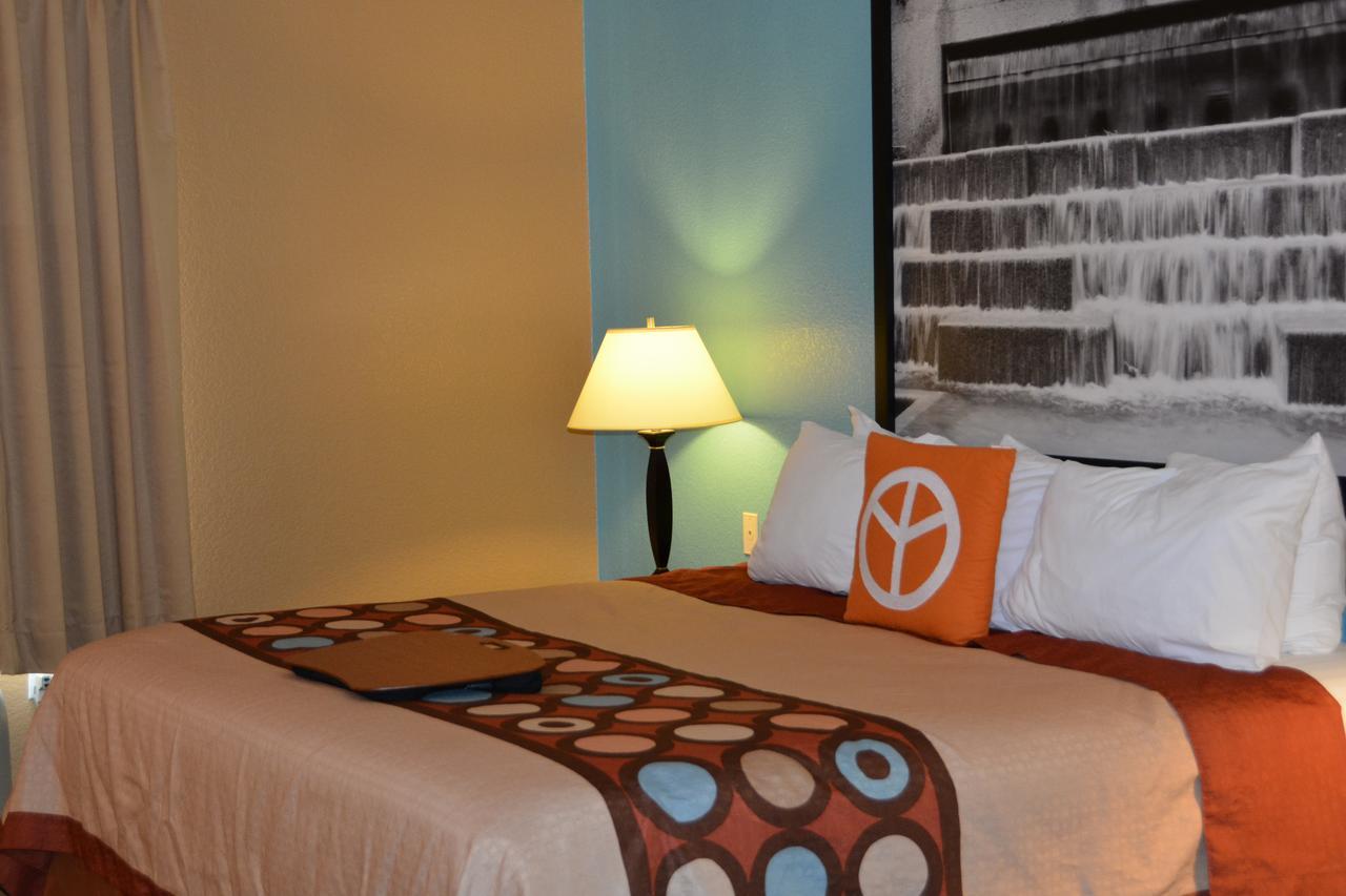 Super 8 By Wyndham Austin/Airport South Hotell Exteriör bild
