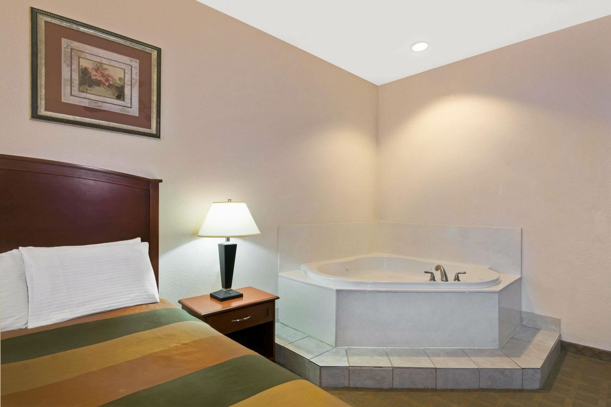 Super 8 By Wyndham Austin/Airport South Hotell Exteriör bild