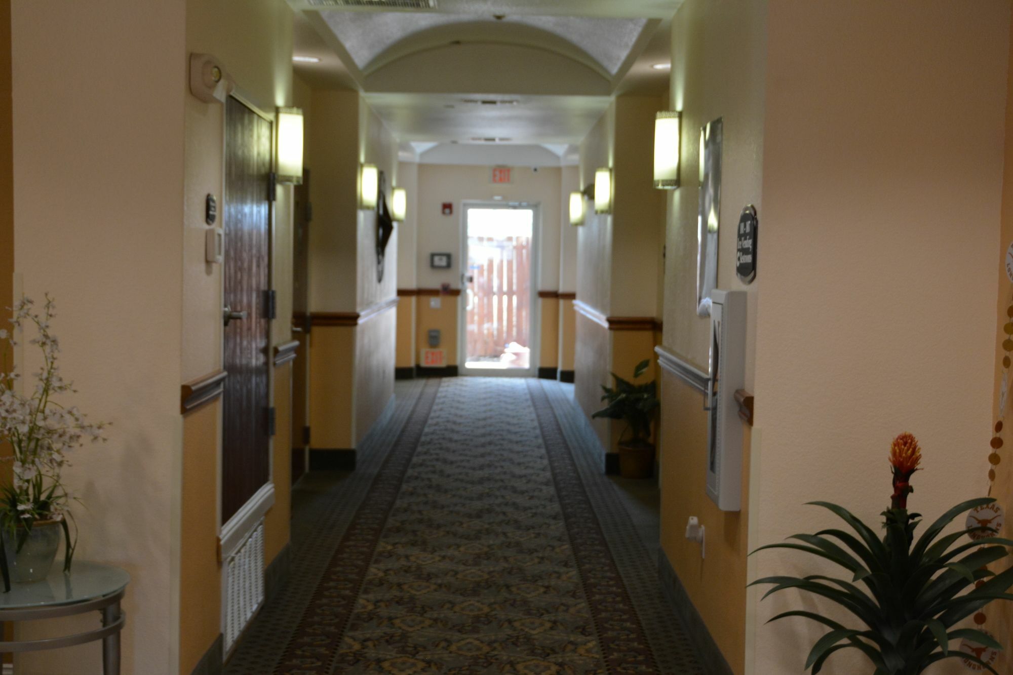 Super 8 By Wyndham Austin/Airport South Hotell Exteriör bild