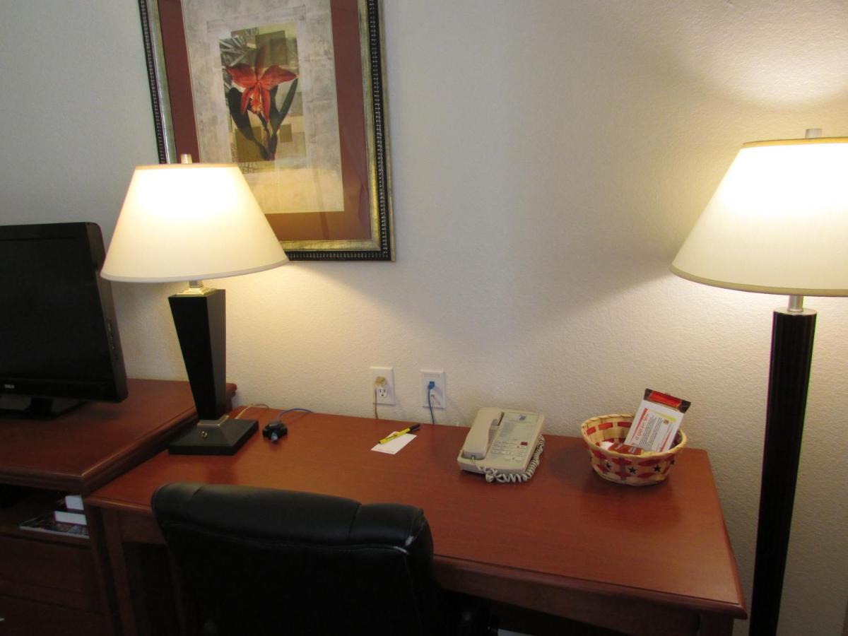Super 8 By Wyndham Austin/Airport South Hotell Rum bild